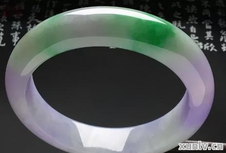 翡翠手镯一半绿一半紫好吗，这样的颜色搭配是否常见？价值如何？